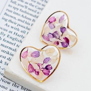 Heart shape dried flower stud earrings.